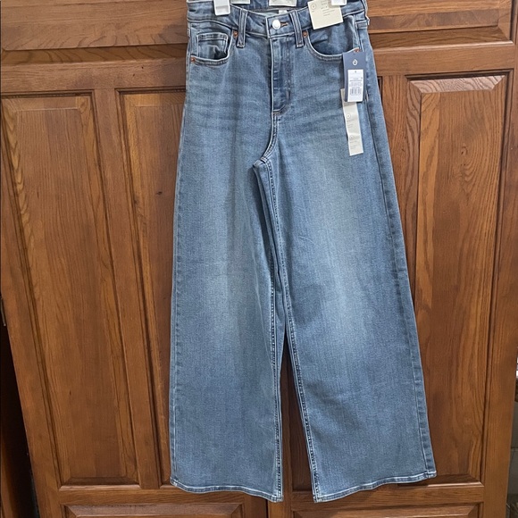 Universal Thread Denim - High-Rise Wide Leg Women’s Jeans - Light Blue NEW w tags Sz.6 inseam 31 inches